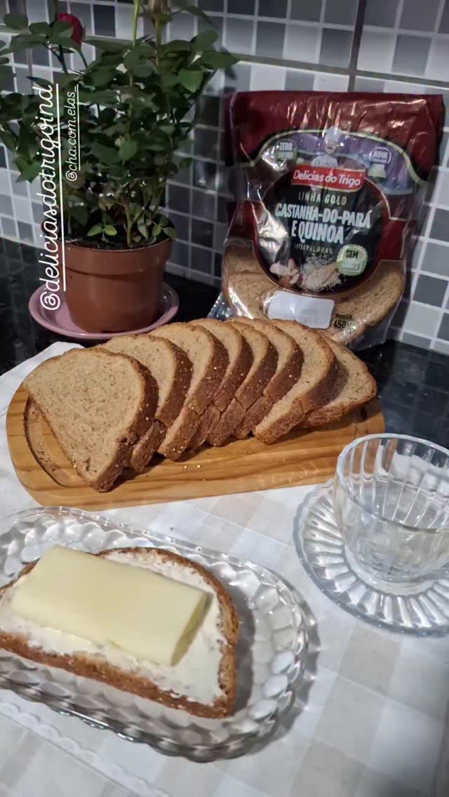 Tem coisa mais aconchegante do que um café fresquinho acompanhado de um pão saboroso? 
Hoje o meu café da tarde ficou ainda mais especial com o pão Castanha-do-Pará e Quinoa da @deliciasdotrigoind . Uma combinação deliciosa, com aquele toque caseiro que transforma os pequenos momentos do dia em memórias afetivas. 

@cha.com.elas_ 

#DeliciasDoTrigo 
#CafeDaTarde 
#MomentoEspecia
#influencerdolarbh 
#influêncerdolar