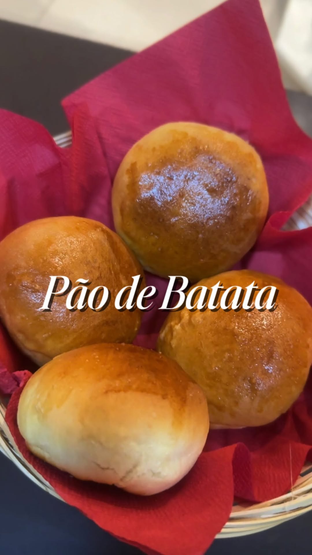 Mais uma receita maravilhosa que eu aprendi no curso de Técnicas Gastronômicas da @receitaria 

PÃO DE BATATA
- 300g de farinha
- 30g de açúcar
- 4g de leite em pó 
- 6g de fermento biológico seco
- 150g de batata cozida e espremida 
- 1 ovo
- 20g de manteiga 
- água q. b. (Usei cerca de 2 col de sopa)
- 4g de sal

- requeijão para rechear

Essa receita rendeu 10 pães médios!
.
.
.
.
#paodebatata #receitafácil #comofazerpão