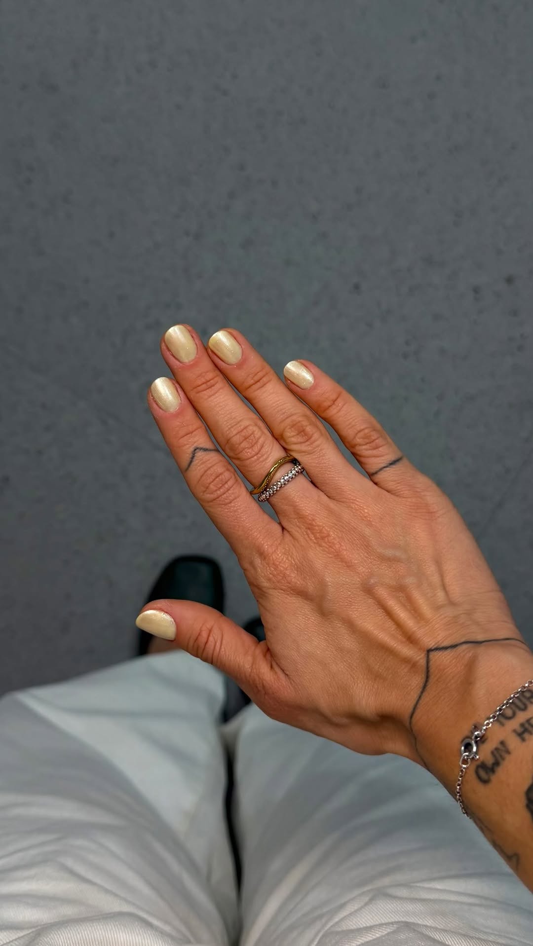 2° unha da copa 🇧🇷✨💛 

esmaltes: daisy days @dailus + bendito artista @risqueoficial 

dei uma ousada com esse cintilante 🤭 

amamos? 👀

#unhadasemana #unhas #nailinspo #copadomundo #esmalteamarelo