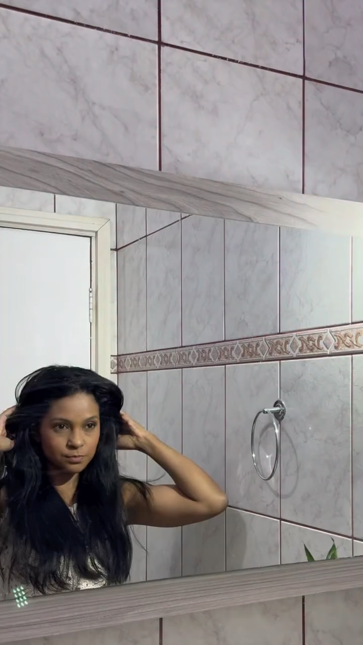 Quem também sofre com frizz por causa do calor, vento ou depois do treino? 

Por isso, quando conheci o Sérum Pantene Bambu, inspirado em Pantene Japão, ele entrou de vez na minha rotina!

A textura é super leve, tem efeito Melt e ajuda a controlar o frizz por até 72 horas sem pesar os fios. 💚✨

Pra mim, foi aquele produto que realmente salvou meu cabelo nos dias corridos e deixou os fios muito mais alinhados e bonitos.

#pantene_d80a #CabeloPantene #publi #SerumPanteneBambu