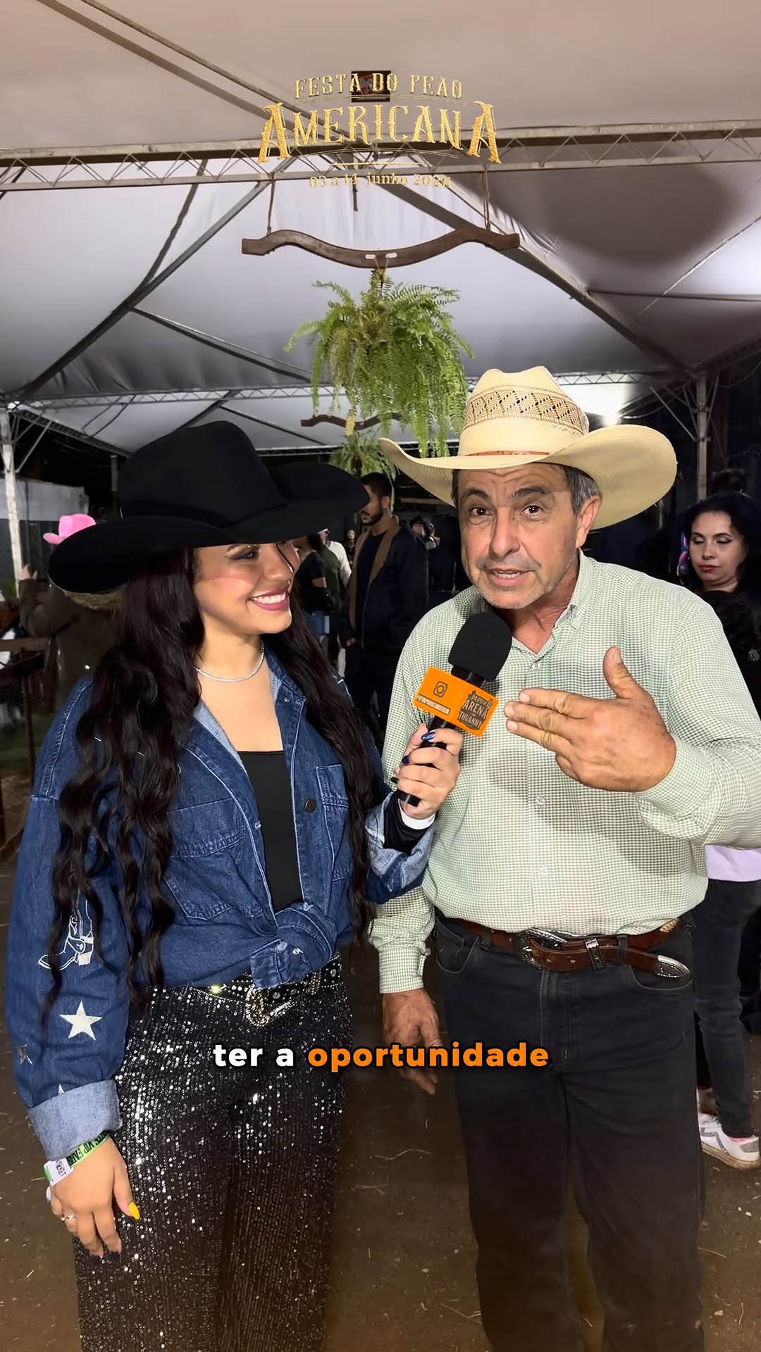 🎤 #BatePapo no #PapoDeArena 🤠🧡

No último dia da @festadopeaodeamericana começamos a noite passando pela Fazendinha, que já é uma tradição por aqui 🐴

O Júlio, um dos responsáveis pelo espaço, contou pra gente que eles vêm direto do Sul de Minas para fazer parte dessa experiência incrível em Americana! Vocês sabiam? 

Vem ver mais desse cantinho que conquista todo mundo por aqui! 🧡