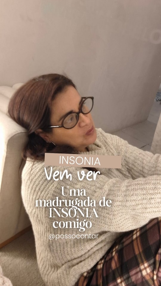INSÔNIA DA MENOPAUSA: OLHOS ABERTOS E 99 ABAS TAMBÉM....

Insônia da menopausa não é dormir mal. É não dormir e fingir no dia seguinte que dormiu. 

3 da manhã e meu cérebro decide resolver todos os problemas da humanidade. Obrigada, menopausa.

Ninguém me avisou que eu ia trocar oito horas de sono por oito horas olhando pro teto pensando em nada e em tudo.

Trocar o celular por um livro.
Aromaterapia.
Respirações.

Possocontar??? 
A vontade real de tomar uma caixa de rivotril.
Pra acordar sem p