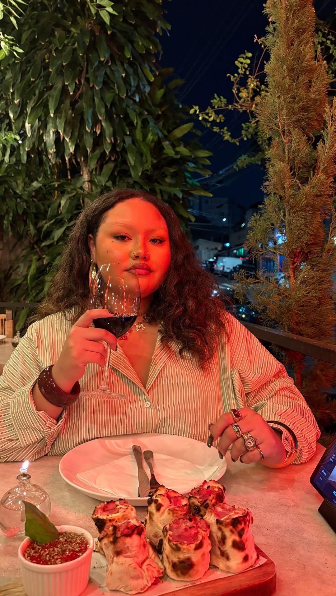 O amor continua no ar na La Braciera. 🍷🌹

De 14 a 20/06, mesas com consumação mínima de R$300 que pedirem 2 taças de vinho ganham uma garrafa Carlos Gardel com sacola personalizada.

Porque bons momentos merecem ser prolongados com pizza napoletana, vinho e companhia especial. 🍕

*Consulte as regras:*
1 benefício por mesa
Válido enquanto durarem os estoques

@labracierapizza #especialnamorados #wineexperience #carlosgardel
