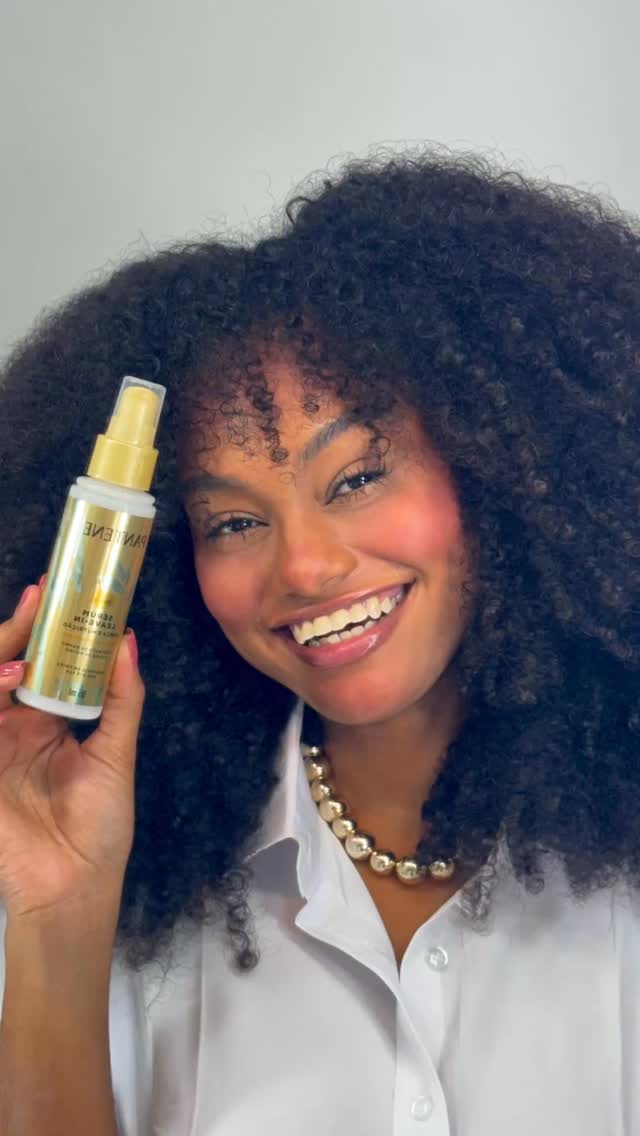 O que tem salvado o meu cabelo nesses dias chuvosos do Rio de Janeiro e o Sérum @pantene Bambu🎍

Inspirado em Pantene Japão, ele possui o efeito Melt que derrete nos fios, controla o frizz por até 72h sem pesar nadaaaaa! 

Pode ser usado como:
• Finalizador pós banho 
• ⁠Protetor térmico 
• ⁠Refresh de Day After

@pantenebrasil 
#pantene_d80a #CabeloPantene #publi #SerumPanteneBambu