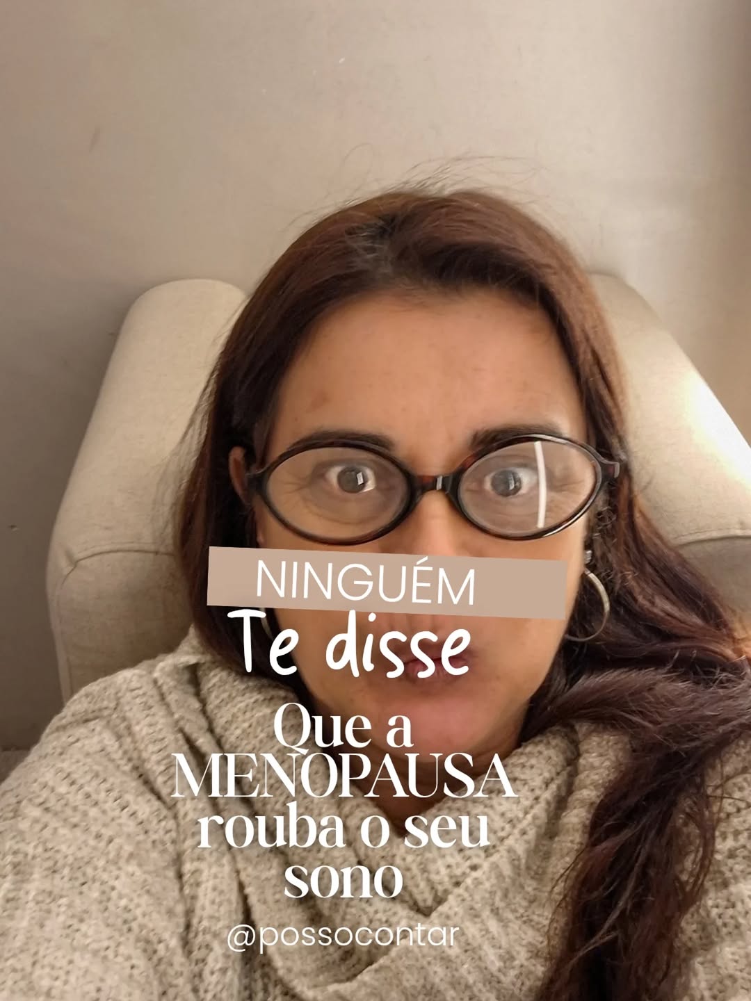 Você dorme, mas não descansa.
Dorme??? Oi?????
Isso tem nome.
E não — você não enlouqueceu. Seu hormônio é que decidiu agir sozinho de madrugada. 
Fazer o ensaio do Olodum no seu quarto.

A insônia da menopausa tem causa, tem explicação e quase nenhuma mulher recebe essa informação na hora certa.
Muitas nem recebem!

Fogachos, alterações na bexiga, risco de apneia,aumenta o número de mulheres que passam a roncar. 
Tudo isso interfere direto no seu sono — e não é fraqueza, não é falta de discipli