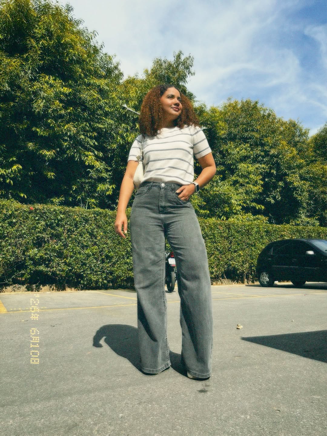 Olá amores 💖✨

Hoje vim compartilhar com vocês o meu look do dia. ✨

Escolhi uma camiseta listrada combinada com uma calça jeans wide leg e tênis, criando uma proposta confortável, moderna e perfeita para o dia a dia. ✨

Nos acessórios, apostei apenas no meu smartwatch, mantendo a praticidade sem abrir mão do estilo.

O que acharam desse look? 🥰✨

#LookDoDia #ModaFeminina #WideLegJeans #EstiloCasual #FashionInspo