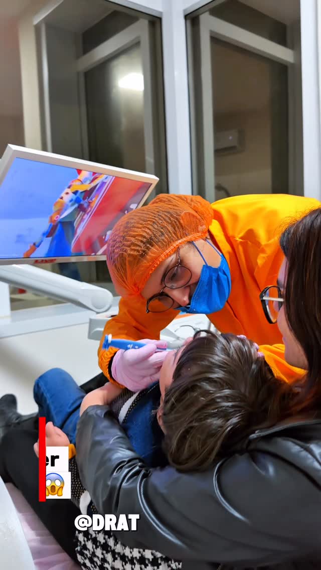 O recurso lúdico faz toda a diferença quando o assunto é conquistar a confiança das crianças. 🦷✨

O Ravi começou a consulta chorando e sem querer colaborar, mas uma simples brincadeira mudou completamente o rumo desse atendimento.

Assista até o final para ver como o lúdico pode transformar o medo em confiança e até tornar a escovação algo divertido.

E se aí na sua casa a hora de escovar os dentes também costuma ser acompanhada de choro, talvez seja o momento de buscar orientação profissional.