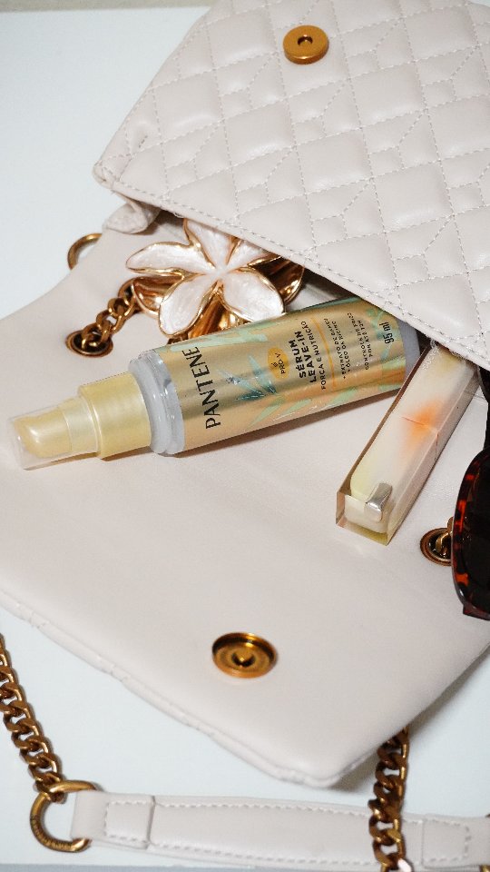 Se o frizz ainda faz parte da sua rotina, acho que tá na hora de conhecer esse lançamento de @pantenebrasil✨🫣

O Sérum Pantene Bambu controla o frizz sem pesar, protege os fios do calor e ainda deixa o cabelo com aquele brilho e movimento que a gente amaaa!!

#pantene_d80a #CabeloPantene #publi #SerumPanteneBambu