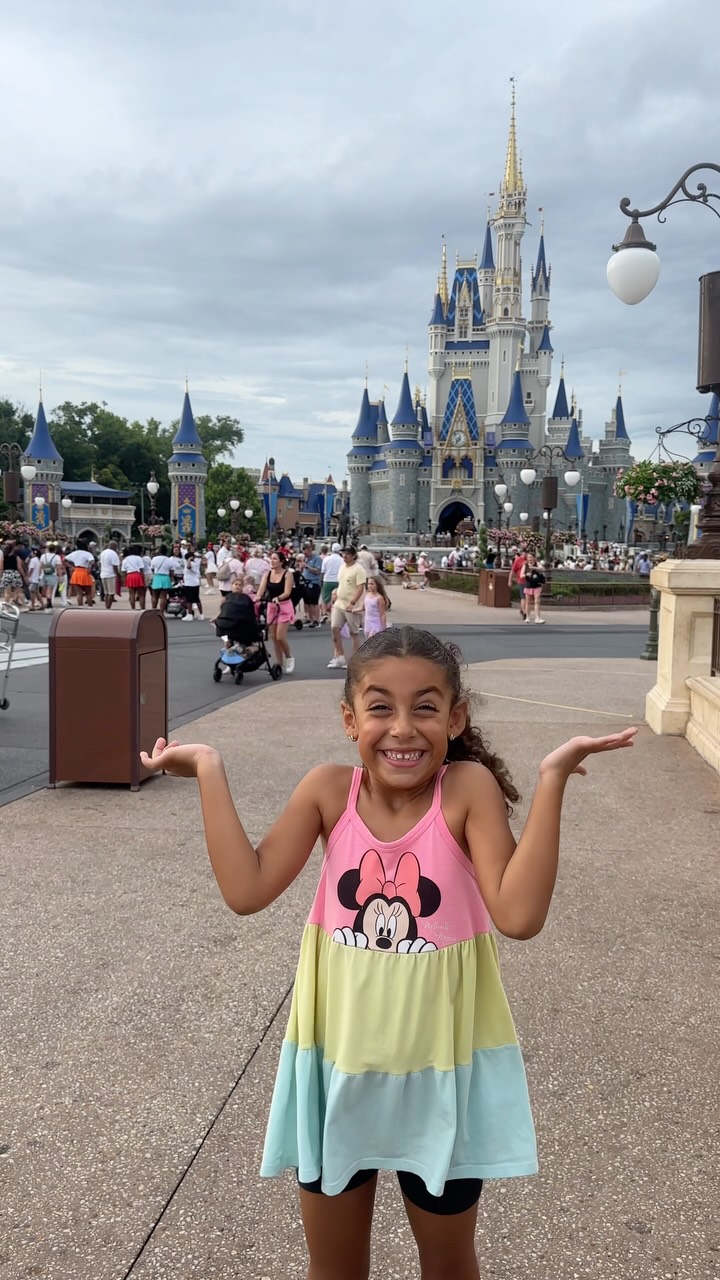 Ela só queria ir no parquinho aqui perto de casa 😅🏰

#maternity #explorar #foryou #disney #disneymom