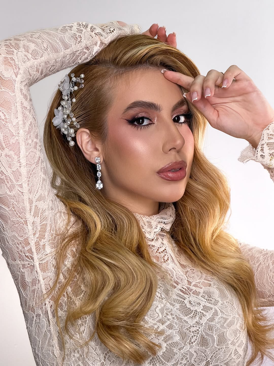 PELE RESISTENTE E A PROVA D’ÁGUA 💧 @kohllbeauty 
.
.
.
BEAUTY @sofia.borowicz 
.
.
.
HAIR @filipe_torres_ 
.
.
.
ACESSÓRIOS @pimenta.rosa_loja1 
.
.
.
INFORMAÇÕES SOBRE CURSOS E AGENDAMENTOS 38 9 8434-8011 
.
.
.
#kohllbeauty #maquiagemblindada #bride #noivas #beauty