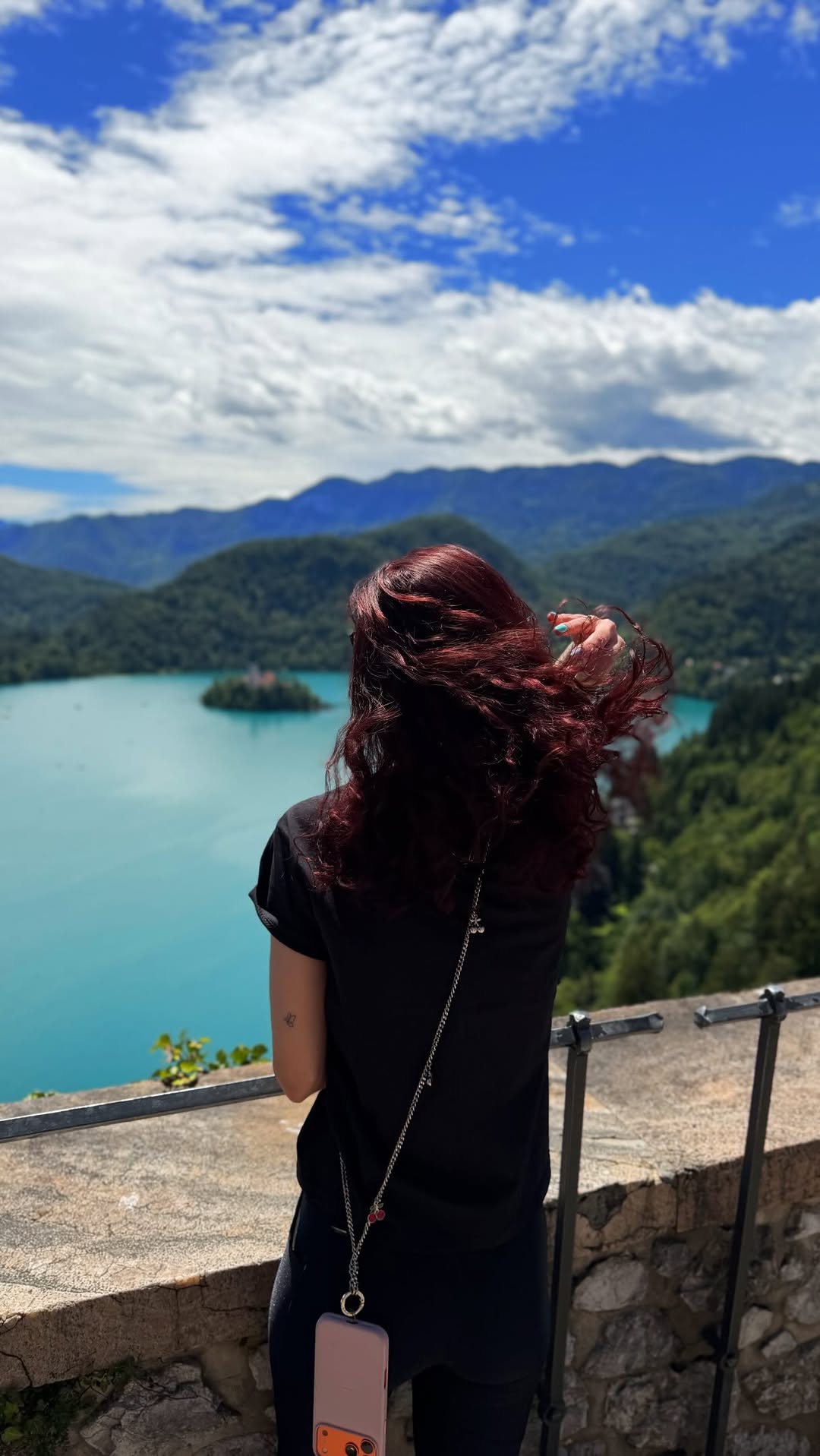 Bem do fundo do meu coração pra você: 
Toda vez que tentarem te fazer desistir de sonhar, entrega seu sonho pra Deus, batalha e confia!
E se ficar difícil, volta, assiste esse vídeo e continua confiando. 
Porque eu sei tudo que a Bruna criança sofreu por ter medo de sonhar e nunca realizar, mas eu também sei como é incrível chorar de emoção a cada vez que Deus me fala: “Eu não te esqueci. Eu nunca me esqueci dos seus sonhos”. 
E é por isso que eu tenho certeza que você também vai conseguir, porq