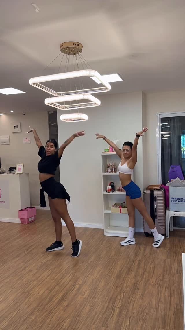 Acompanhe alguns momentos da aula de samba no pé da @mariclaua !🧡

Ela já é aluna do @samba.fusion e veio ao Brasil para aprimorar ainda mais seu samba, ganhar leveza, confiança e desenvolver a essência do próprio samba no pé. ✨

Quer aprender também?

💻 Para acessar o curso online do Samba Fusion, é só clicar no link da bio.
📲 Para aulas particulares, entre em contato pelo WhatsApp disponível no link da bio.

Vem evoluir seu samba com método, técnica e muito estilo! 🔥💃
