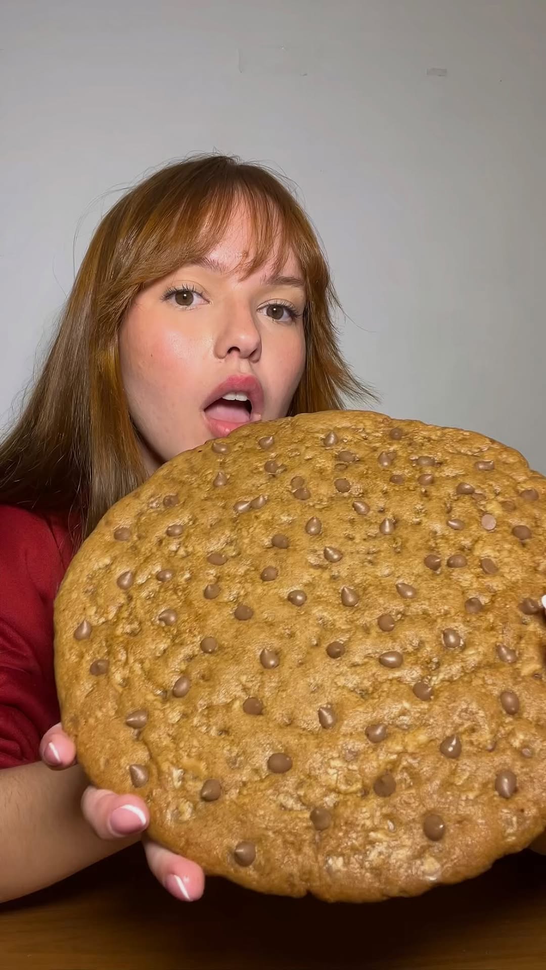 FAZENDO COOKIE GIGANTE 🍪🥛🌟

* 100g de manteiga
* 100g de açúcar mascavo
* 100g de açúcar refinado
* 1 ovo
* 1 colher (chá) de baunilha
* 200g de farinha de trigo
* 1/2 colher (chá) de bicarbonato de sódio
* 150g de chocolate