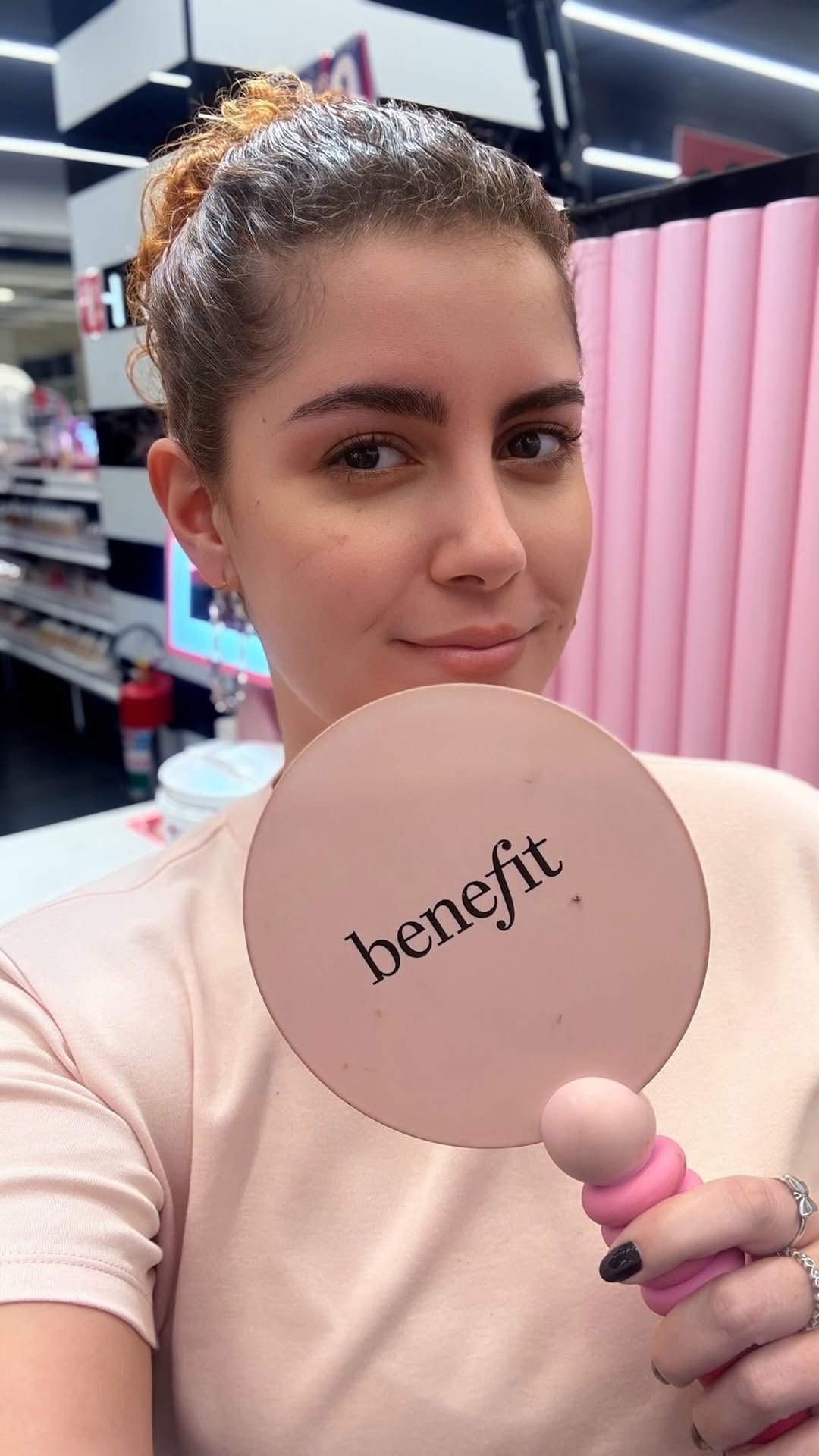 O Brow Bar da @benefitbrasil é o lugar perfeito pra que vc mantenha suas sobrancelhas sempre lindas, mas esse mês esse cuidado tem um motivo muito especial! 

Todo valor dos designs feitos com goma será revertido para ajudar mulheres em tratamento oncológico 💖

Bora ajudar nessa?

#benefit #browbar #sobrancelhas
