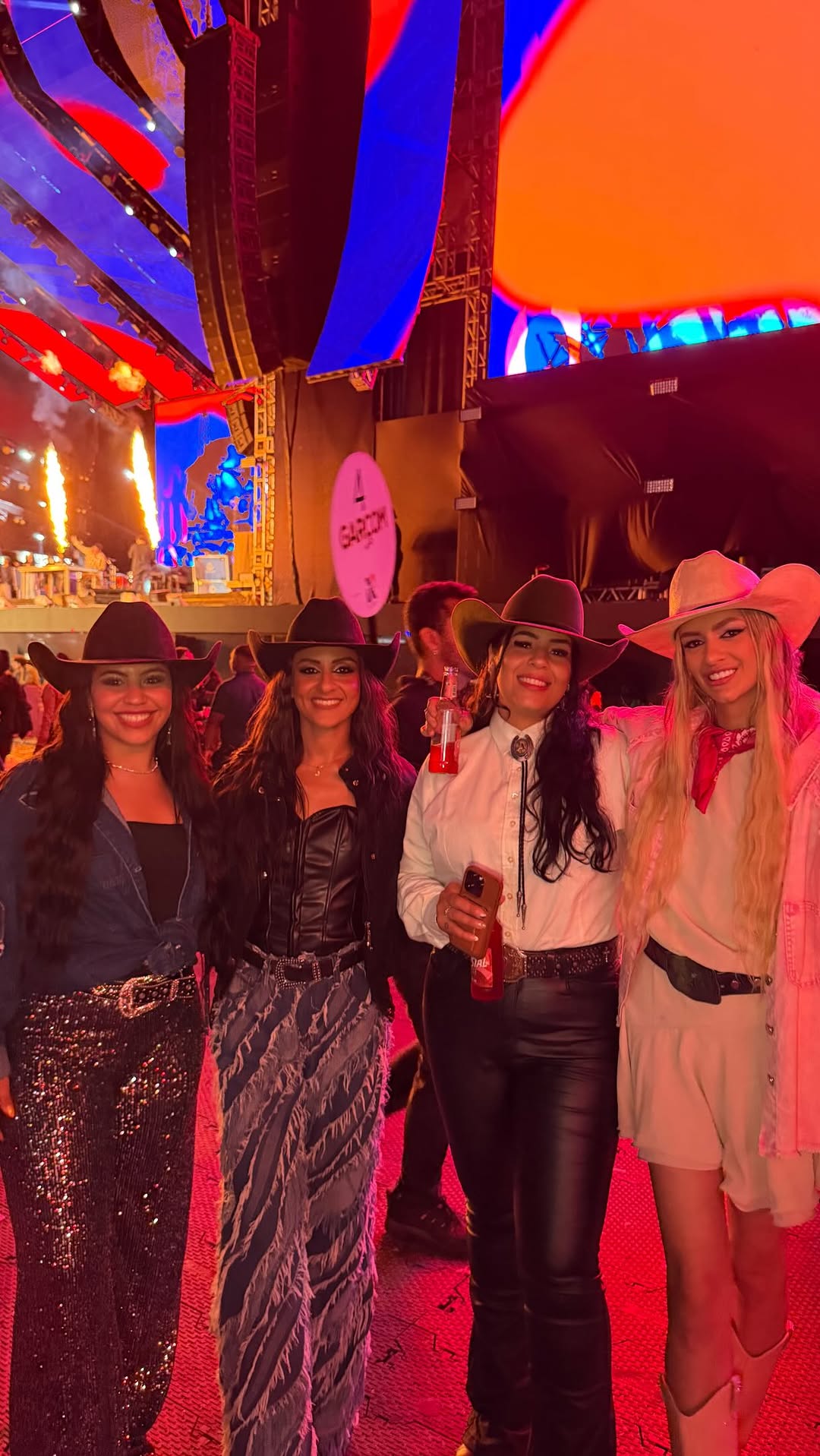 E no fim fomos andar com as divas hahah até porque no camarote @farraial a estrutura é tão incrível que não tem como ficar parado em um só lugar hehe 🔥

@festadopeaodeamericana @inhaus 
#rodeiodeverdade #festadopeaoamericana #americana2026 #farraial