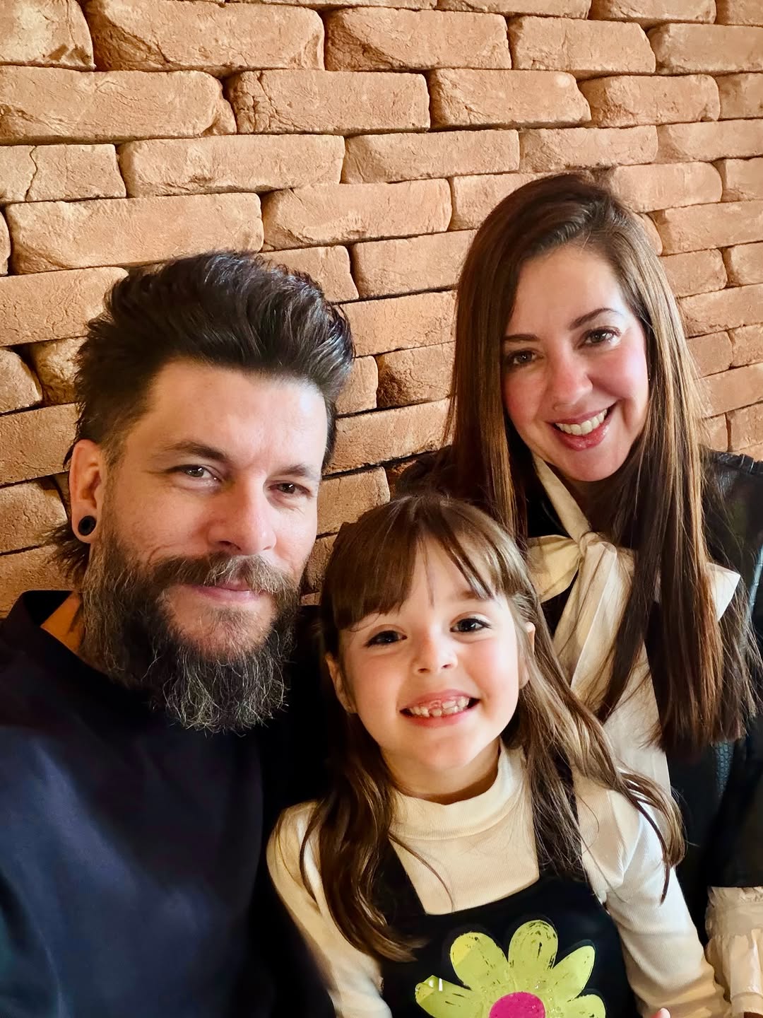 Hoje é um dia muito especial, e agradeço a Deus por sua vida e quero te honrar, porque eu vejo tudo o que você faz.

Você é uma esposa incrível, forte, guerreira, que cuida da nossa casa, da família e está sempre pronta pra cuidar de quem precisar. Ver você sendo mãe da Lolô com tanto amor, dedicação e cuidado é uma das coisas que mais me faz te admirar, e também me inspira a ter essa mesma excelência em tudo o que faço.

Eu amo o seu jeito de viver, seu jeito de amar a vida, de valorizar os det