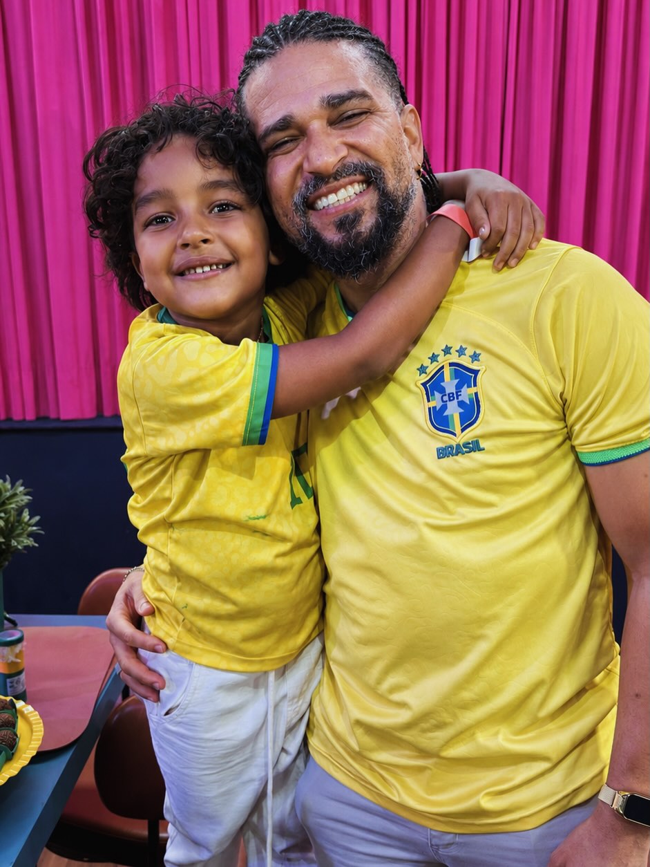 Mais um dia 16/06 chegou!🎉🥳🎊🎈🎁
Dia de Jorge Miguel, que Deus possa manter sua vida repleta de alegrias, que vc continue espalhando seu amor pelo mundo e que ele me permita viver muitos anos para assistir sua evolução e seu triunfo.
Parabéns meu filho, que seja mais um ano de felicidade em sua vida ! 🫶🏻
EU TE AMO ! ❤️