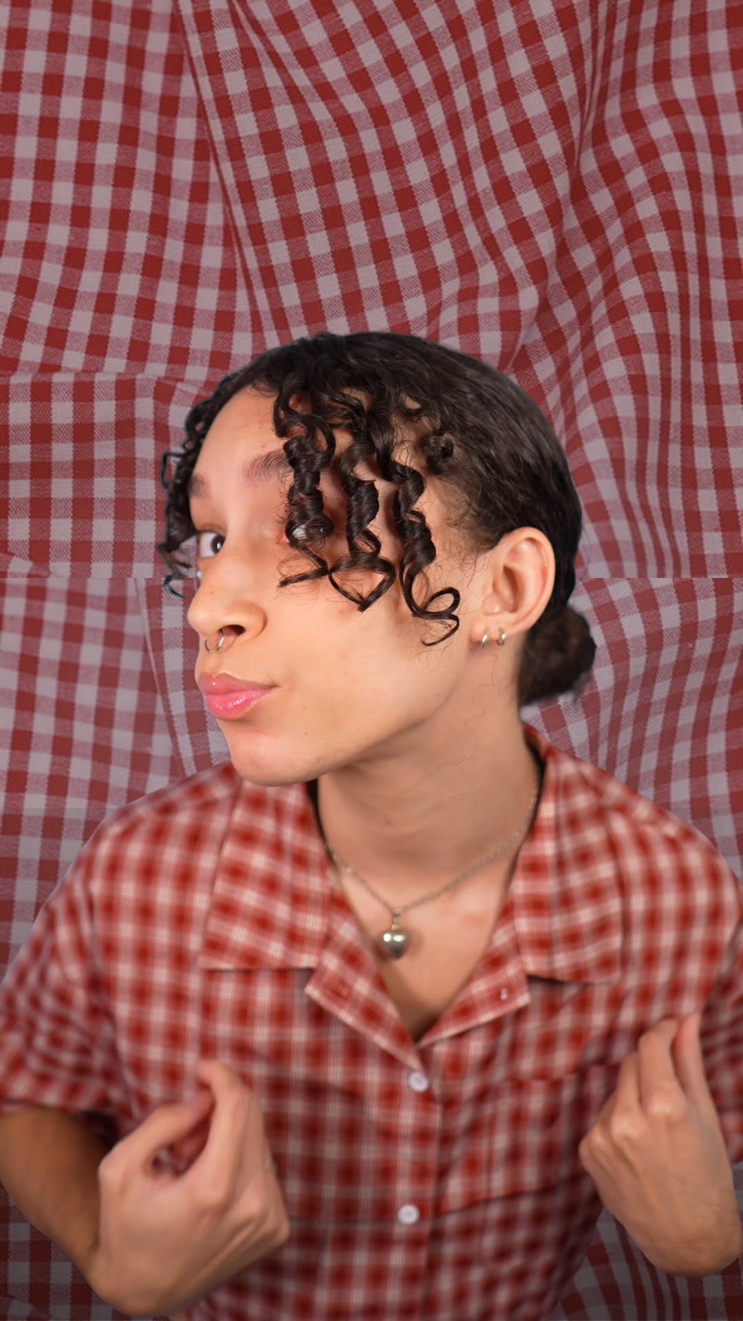 Aprendendo a finalizar minha franja cacheada 💇‍♀️✨

No meu último corte de cabelo eu finalmente tomei coragem para fazer uma franja! Não é uma franjinha curta na testa, mas é a mais curta que já tive na vida. Hoje entrei na missão de conseguir achar a melhor finalização pra ela, então fiz quatro testes!

Acha que devo tentar usar ela de franjinha na testa secando com o difusor?
