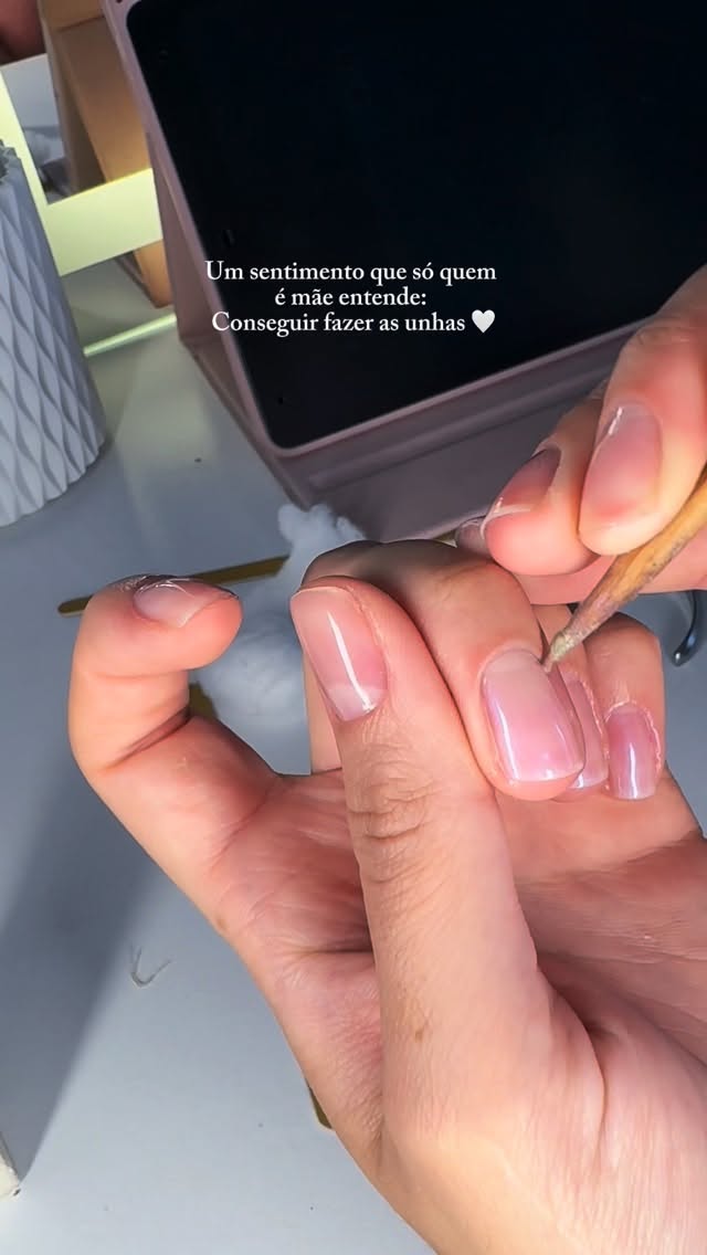 Terapia feminina ✨@gihneriscachos 
Conseguir fazer e pintar as unhas pra semana é quase um pedacinho do céu 🤍
 
 
 
 #fazendoaunhaemcasa #colorama #autocuidado 
Essa cor linda e da linha retrô de @esmaltecolorama