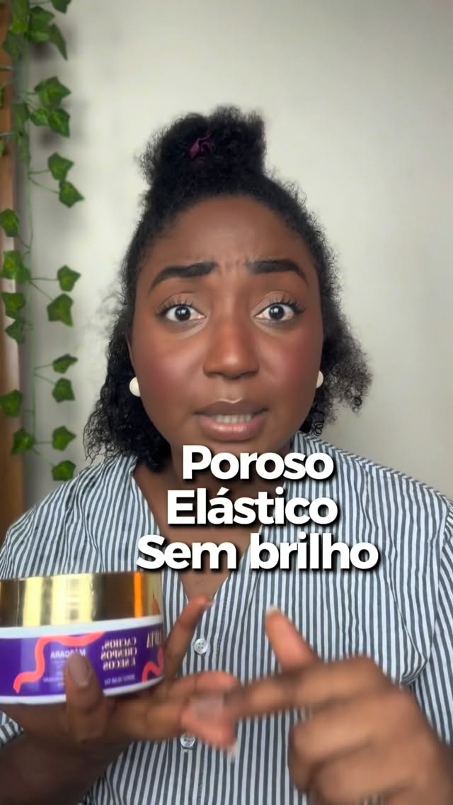 Seu cabelo não ficou ruim do nada.
A química altera a estrutura do fio aos poucos… e quando os sinais aparecem, muitas vezes o dano já começou faz tempo.

Aspereza, quebra, elasticidade, pontas finas e porosidade excessiva são sinais de que o cabelo está pedindo socorro.

E o erro de muita gente é tentar resolver isso apenas ‘maquiando’ o fio por fora.
Cabelo quimicamente tratado precisa de tratamento contínuo para manter força, resistência e saúde. ✨

Quando você aprende a cuidar da estrutura d