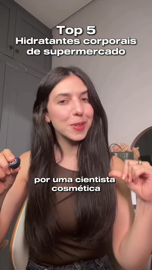 Como cientista cosmética, eu analisei dezenas de formulações de hidratantes corporais que estão hoje no supermercado, e esses 5 foram os melhores em equilíbrio entre poder real de hidratação e sensorial agradável.

Lembra também quando eu falei que o sensorial não é firula, e sim o que faz você USAR o produto todo dia?
 Produto bom guardado no armário não hidrata ninguém, e esse post veio para mostrar que até no supermercado tem hidratantes com boa capacidade de hidratação e um sensorial agradáv