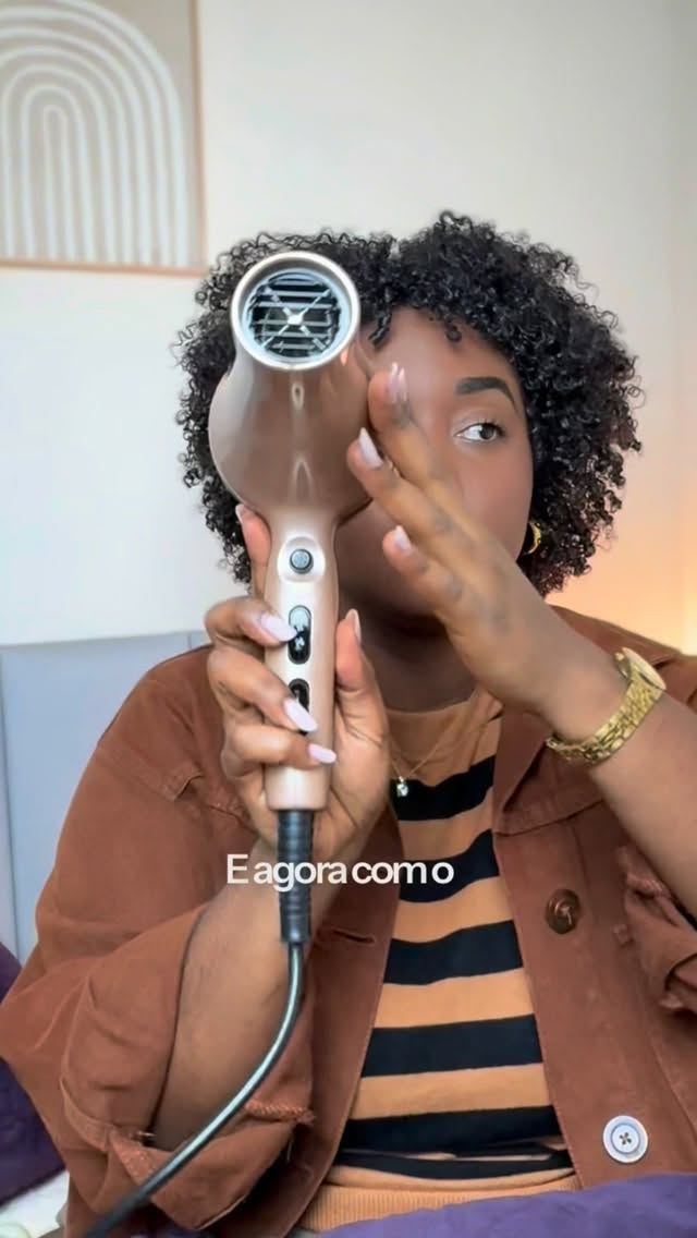 Como tirar o fator encolhimento???
.
Eu amo o meu cabelo mas o FATOR ENCOLHIMENTO fica demais quando ele está finalizado e bem definido daí eu uso umas técnicas para diminuir sem tirar a definição. Seu cabelo também tem muito fator encolhimento?
Creme de pentear : @zavya.br
