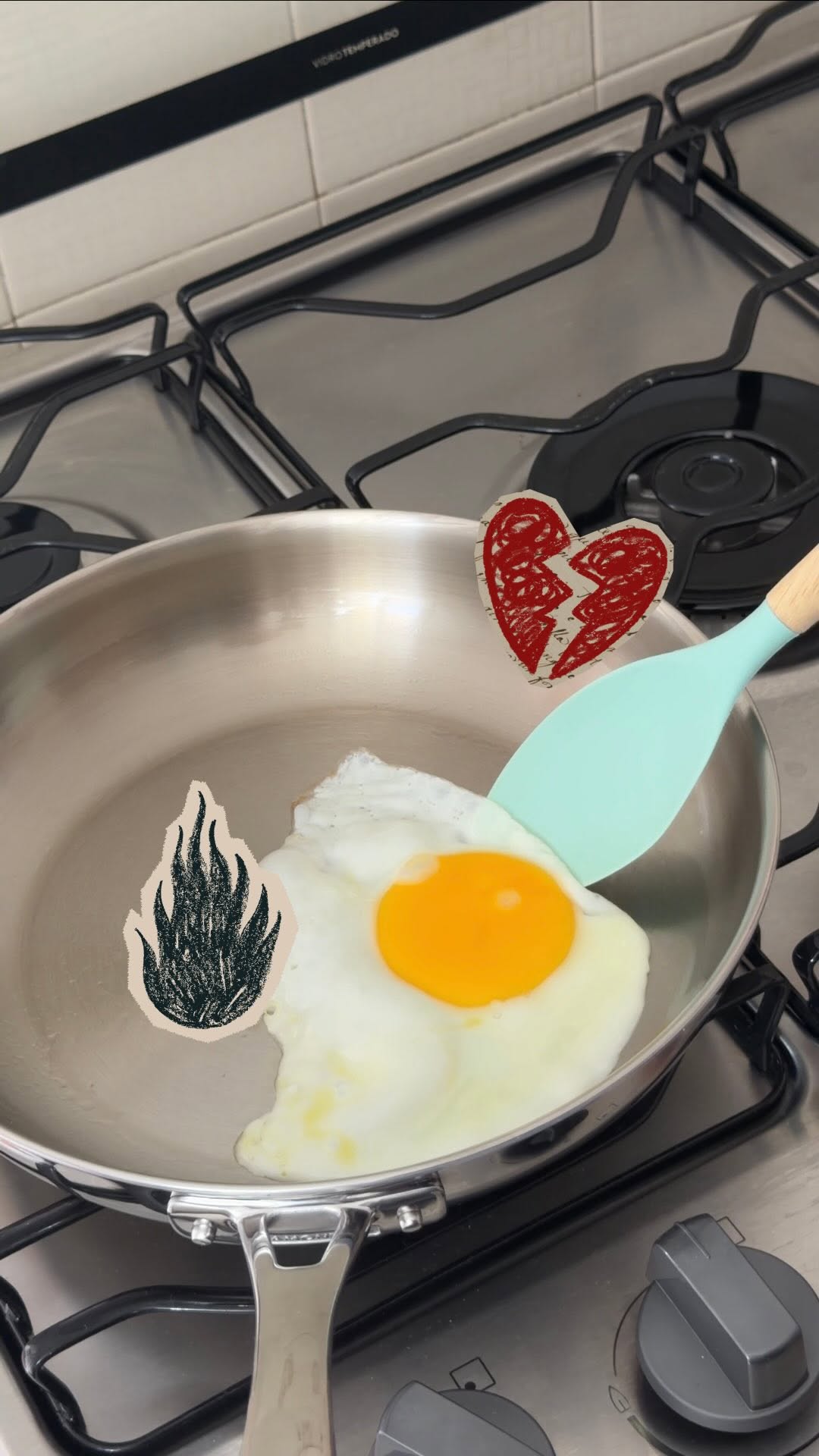 Não compre panelas de inox corpo triplo…

Ou melhor: compre sabendo onde está se metendo! 🫠 Eu admito que comprei sem saber que o uso delas era tão mais complexo do que uma panela antiaderente comum, mas aos poucos estou aprendendo! Estão fiquem aí com o tutorial de como fritar um ovo na frigideira de inox sem grudar e sem queimar.

Mas agora me conta: teria essas panelas?