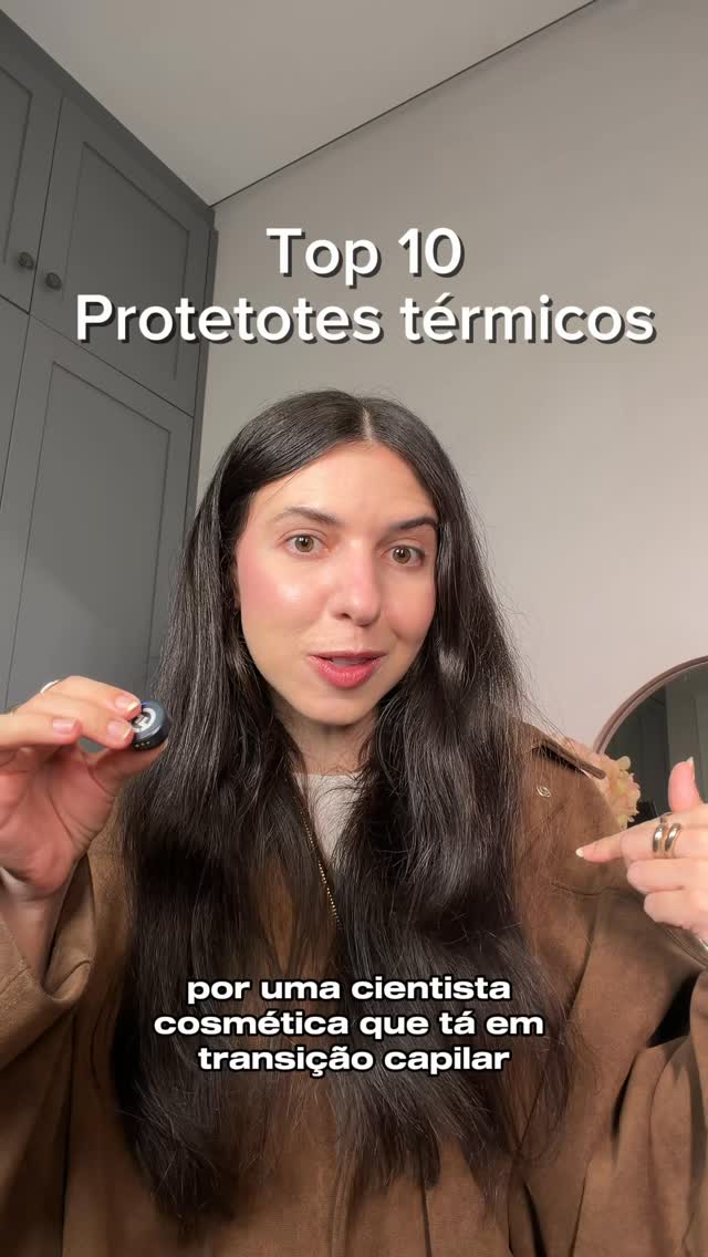 Como Química que trabalha com pesquisa e desenvolvimento de cosméticos e que está em transição capilar, esse é o ranking dos melhores produtos com proteção térmica em custo x benefício (está por ordem de preço!).

Estar em transição capilar significa que eu por enquanto tenho finalizado meu cabelo com fonte de calor todos os dias (ou quase). E por isso eu preciso MUITO de protetotes térmicos, porque se eu expuser meu cabelo a essas temperaturas sem proteção todos os dias, essa conta chega!

Todo