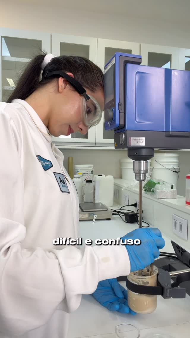 Eu não criei a Functional Care por acaso.

Eu criei depois de conviver muitos anos com uma pele que ficava confusa cada vez que eu tentava cuidar. A parte mais difícil era equilibrar na minha pele a eficácia e a tolerância. 

Tudo o que eu usava para a acne (seja medicamento tópico como ácido azelaico) até cosméticos com ácidos tinha eficácia por tempo limitado. 

Depois de algumas semanas de uso, eu tinha que interromper. E tudo recomeçava.

Quando eu fui para o laboratório, a pergunta que me g