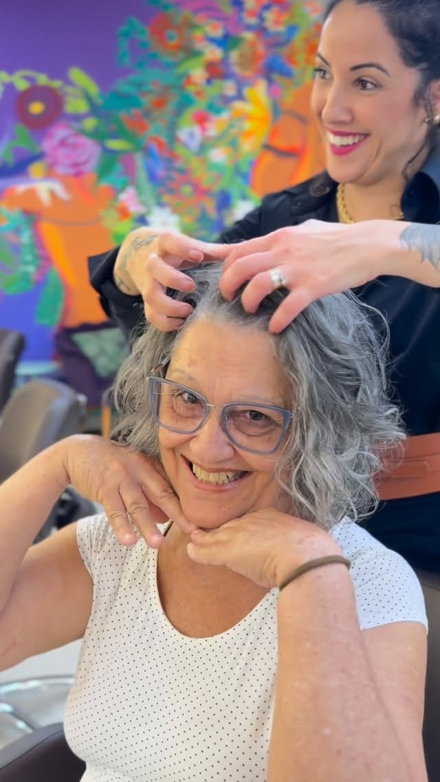 Me emociono todos os dias com tantas histórias especiais , nem sempre é só um corte, é devolver auto estima , por isso eu amo o que faço !! 
Obrigada cada cliente que senta na minha cadeira e confia nas minhas mãos e no meu olhar ♥️🙌