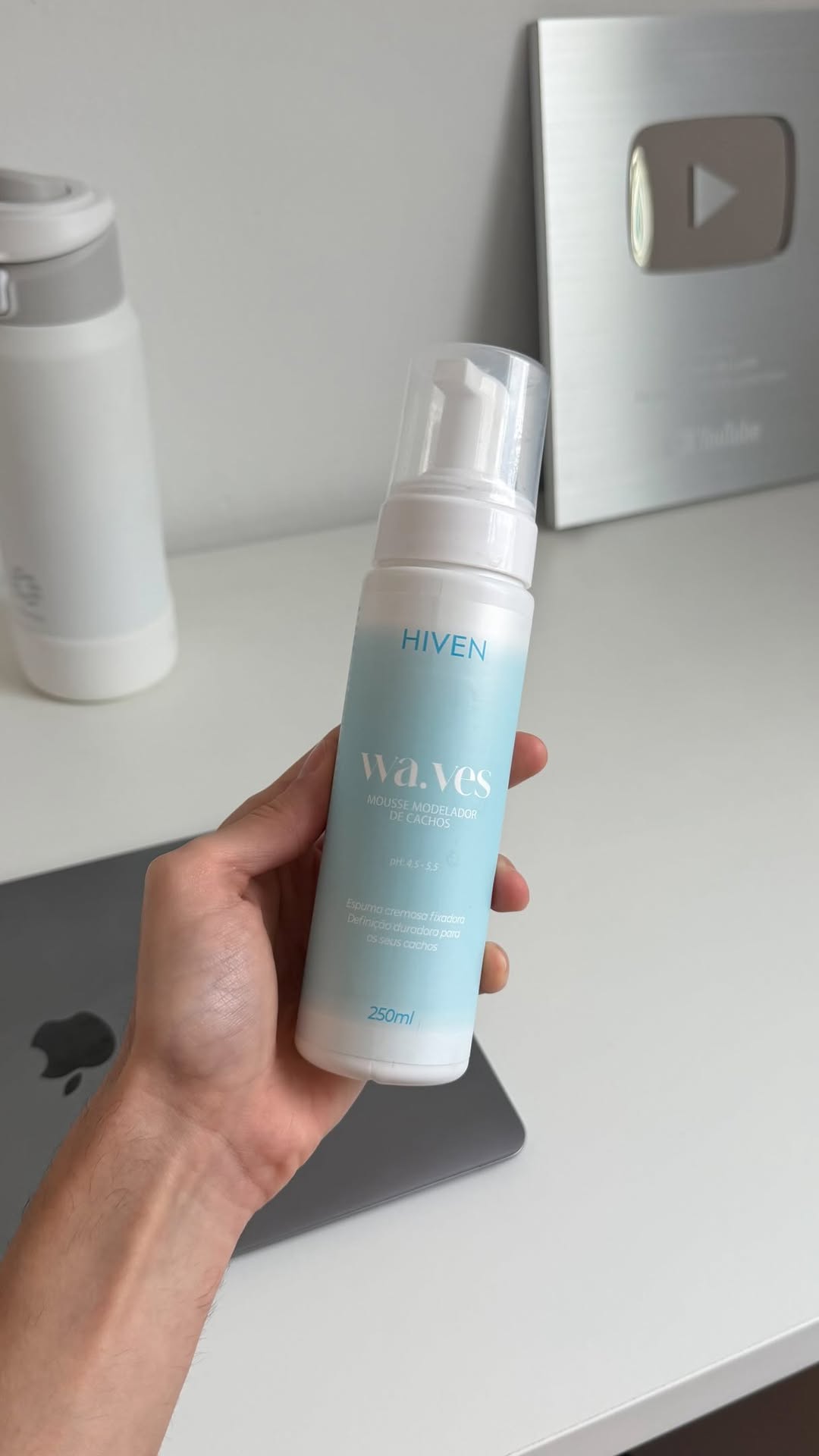 Será que esse mousse vale a pena? 🧐

Testei o lançamento Mousse Waves da @hivencosmeticos e trouxe pra vocês a minha resenha sincera, como sempre. Ele tem pontos que gostei muito, como o tamanho e o fato de não tirar o volume do cabelo cacheado. As meninas entregaram mais uma vez e sim: entrou na minha lista de mousses favoritos hahah.

Mas agora me conta: você compraria?