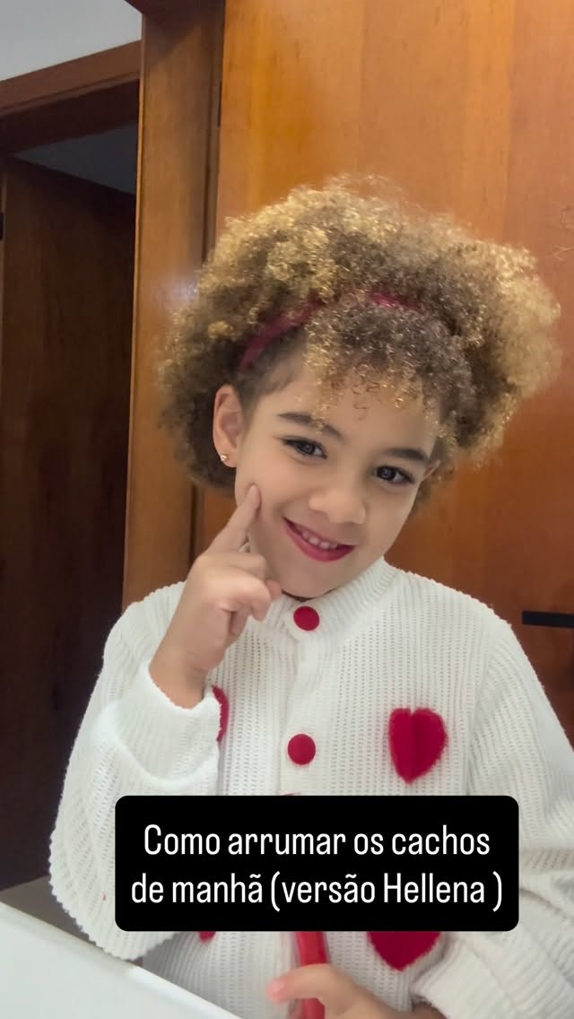 Como arrumar os cachos ao acordar é sempre a dificuldade de muita mulher , então nesse vídeo Hellena ( 5 anos ) mostra como arruma os dela pra ir na escola , eu ensinei e ela faz direitinho 🥰♥️