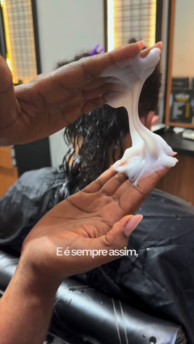 A Barbearia @jpducorte_jp vem transformando a autoestima masculina através de cortes, cuidados e muito profissionalismo. ✂️🔥
Mas desta vez, o cuidado foi além da barba e do corte. 

Hoje foi dia de olhar com carinho para os cachos do Heric, que faz parte da equipe da barbearia e sentiu na pele o que muitos cacheados vivem: a correria do dia a dia acabou deixando os cuidados capilares em segundo plano.

Resultado? Fios opacos, ressecados e sem definição.
Foi aí que entrou o tratamento profundo d