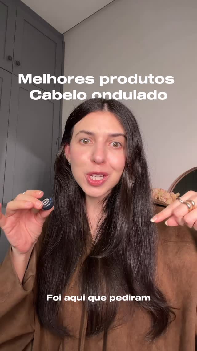 PODE COMEMORAR PORQUE O VÍDEO QUE VOCÊS TANTO PEDIRAM VEIO! Vocês pediram Produto, método e milagre no vídeo anterior e eu estou me esforçando ao máximo pra trazer produto e método, mas o milagre vou ficar devendo, tá? 🥲

Pra quem não sabe: eu também estou aprendendo sobre finalização de cabelo ondulado. Meu cabelo é ondulado, tô em transição capilar e tô basicamente vivendo a base de secador e chapinha porque eu AINDA não encontrei a finalização perfeita pra mim.

Mas como eu sou química e tra