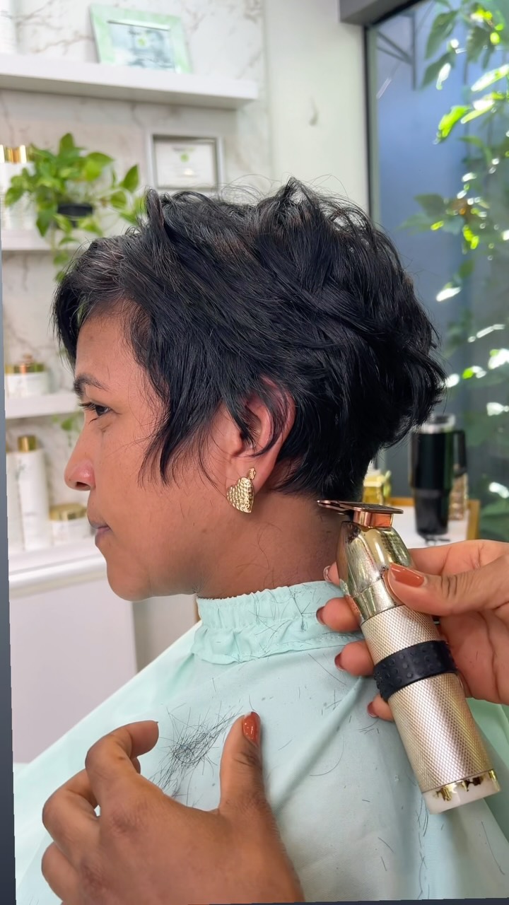 Em cabelos Ondulados, é possível remover gradativamente a química, porque a diferença  do alisado para o natural não é tão contrastante