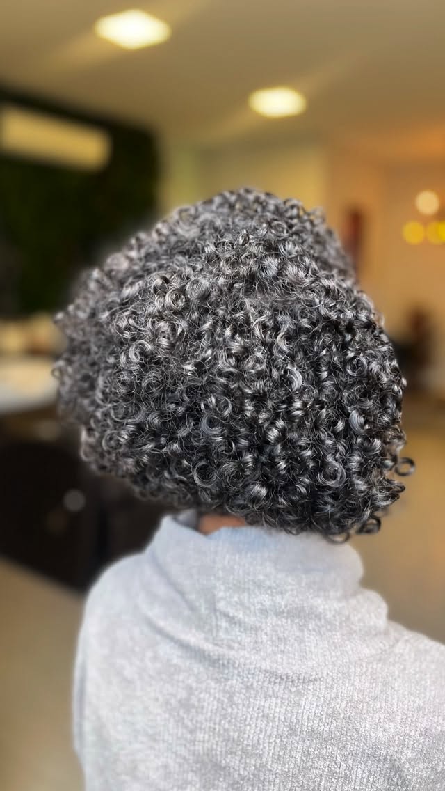 Um dos cortes mais pedidos é o Bob cut , com essa nuca bem desenhada , traz aquele tique de elegância , modernidade , e para a mulherada calorenta que ama a nuca de fora! Dá pra personalizar de acordo com a curvatura , formato de rosto e gosto pessoal de cada cliente ❤️✂️