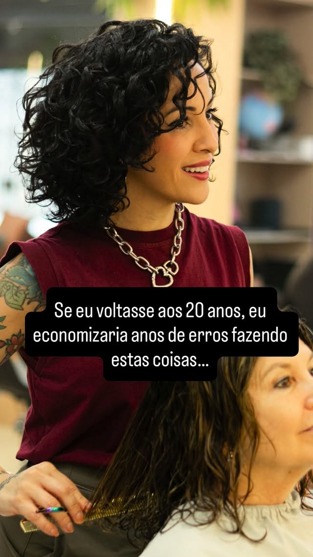 Se eu pudesse voltar aos 20 anos, não mudaria minha paixão pelos cabelos cacheados,mas mudaria a velocidade com que aprendi algumas lições. A experiência custa caro, mas pode encurtar o caminho de quem está começando 🙌
#empreenderemfoco#cacheadaspiracicaba #especialização#cachospiracicaba