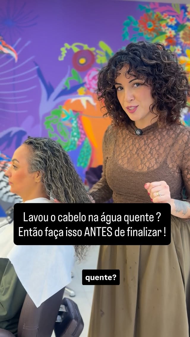 Depois de anos cuidando de cabelos cacheados , essa é a dica que eu mais ensino pras minhas clientes que : 
Lava o cabelo na água quente 
Tem luzes ou coloração
Ressecamento as pontas 
Afinamento ( pontas ralas ) 
Cabelos que embaraçam com facilidade
